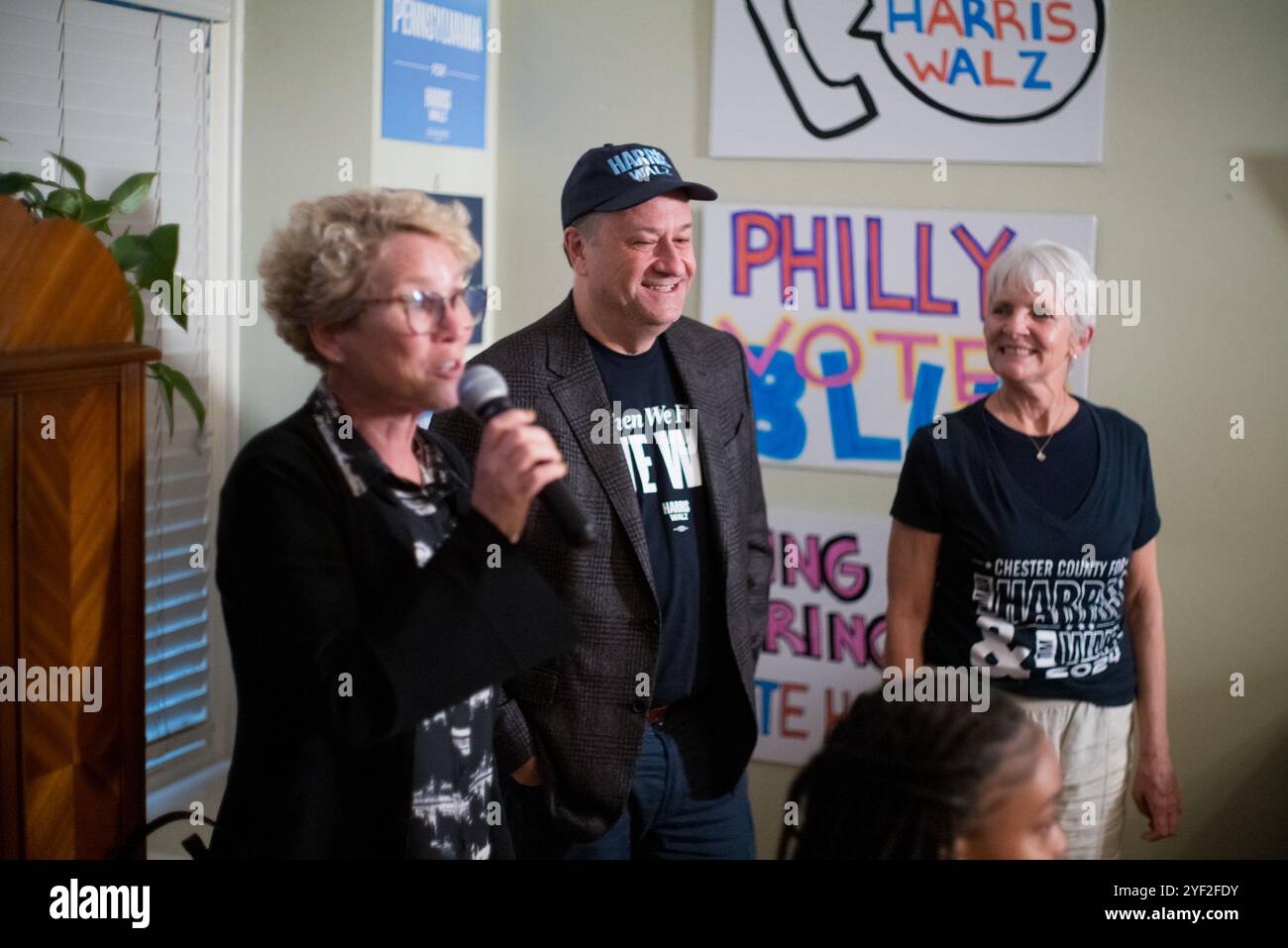 West Chester, Pennsylvania, USA. November 2024. US-Rep. Chrissy Houlahan, D-PA, linker zweiter Gentleman Douglas Emhoff und State-Sen. Carolyn Comitta, D-PA, hält Bemerkungen bei einer freiwilligen Telefonbank und Hausfeier, bei Committas Haus und ermutigt die Unterstützer, die Stimme für das Team Harris-Walz herauszuholen. (Kreditbild: © Brian Branch Price/ZUMA Press Wire) NUR REDAKTIONELLE VERWENDUNG! Nicht für kommerzielle ZWECKE! Stockfoto