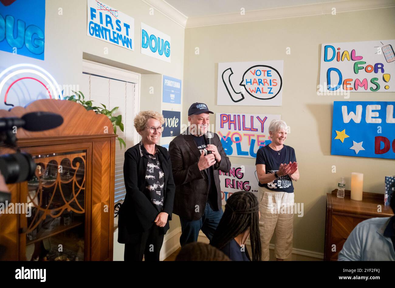 West Chester, Pennsylvania, USA. November 2024. US-Rep. Chrissy Houlahan, D-PA, linker zweiter Gentleman Douglas Emhoff und State-Sen. Carolyn Comitta, D-PA, hält Bemerkungen bei einer freiwilligen Telefonbank und Hausfeier, bei Committas Haus und ermutigt die Unterstützer, die Stimme für das Team Harris-Walz herauszuholen. (Kreditbild: © Brian Branch Price/ZUMA Press Wire) NUR REDAKTIONELLE VERWENDUNG! Nicht für kommerzielle ZWECKE! Stockfoto