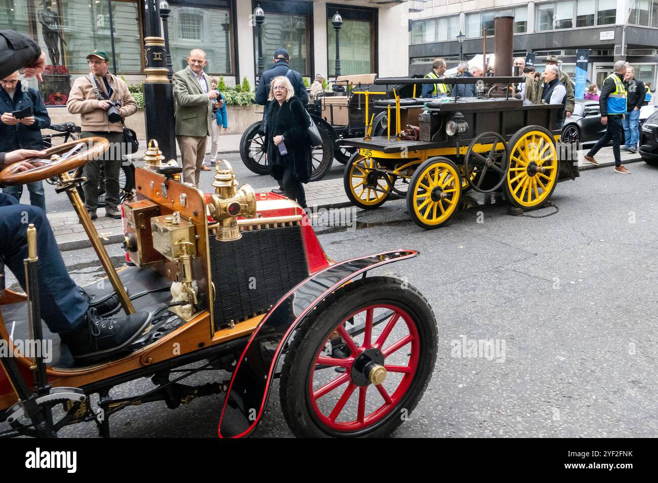 1896 Salvesen Steam Car gefahren von Rowan Atkinson beim St James Motoring Spectacle 2024 in der Pall Mall London, Großbritannien Stockfoto