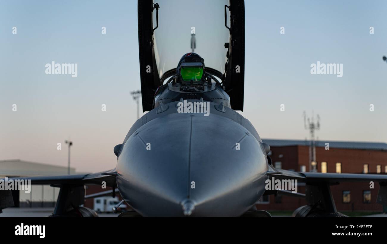 Kyle Ramage, ein Pilot der 175th Fighter Squadron, untersucht die Kontrollen in einem F-16 Fighting Falcon, um während des Abendflugbetriebs auf dem Joe Foss Field, South Dakota, am 23. Oktober 2024 vor dem Flug Inspektionen durchzuführen. Personal aus Betrieb, Wartung und Piloten müssen Abendoperationen durchführen, um die Anforderungen der US-Luftwaffe zu erfüllen, um ihre Einsatzbereitschaft aufrechtzuerhalten. (Foto der U.S. Air National Guard von Airman 1st Class Kyle St. Pierre) Stockfoto