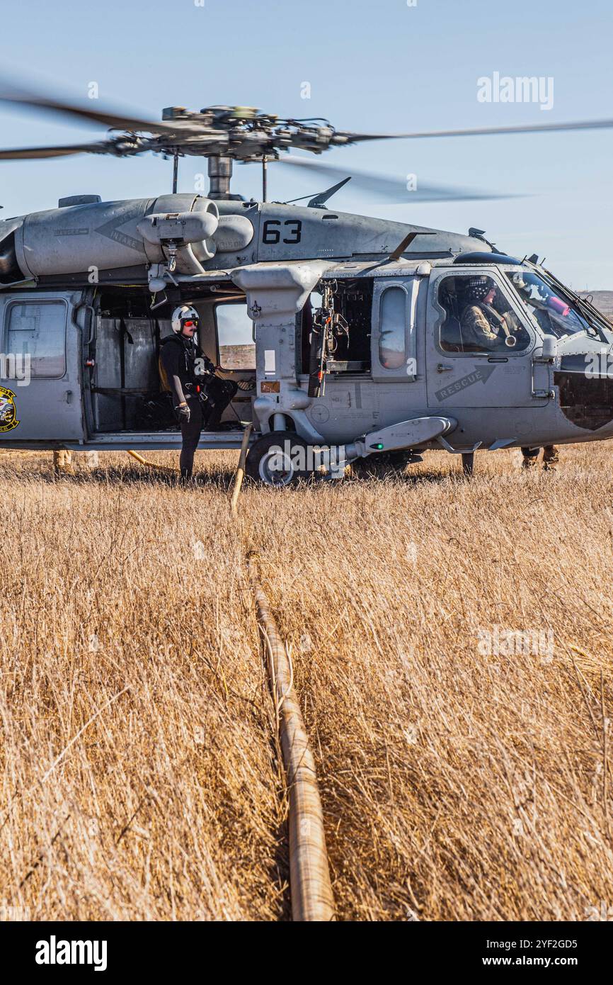 Ein MH-60S Sea Hawk Hubschrauber, der an der Blackjacks of Helicopter Sea Combat Squadron (HSC) 21 befestigt ist, erhält Treibstoff während der letzten Übung der Marine Aviation Weapons and Tactics Squadron One (MAWTS-1) auf San Clemente Island, Kalifornien, 25. Oktober 2024. Die von MAWTS-1 veranstaltete WTI FINEX betont die operative Integration der sechs Funktionen der Meeresluftfahrt zur Unterstützung der Marine Air Ground Task Force, Joint and Coalition Forces. (Foto der U.S. Navy von Mass Communication Specialist 2nd Class Charlotte Dudenhoeffer) Stockfoto