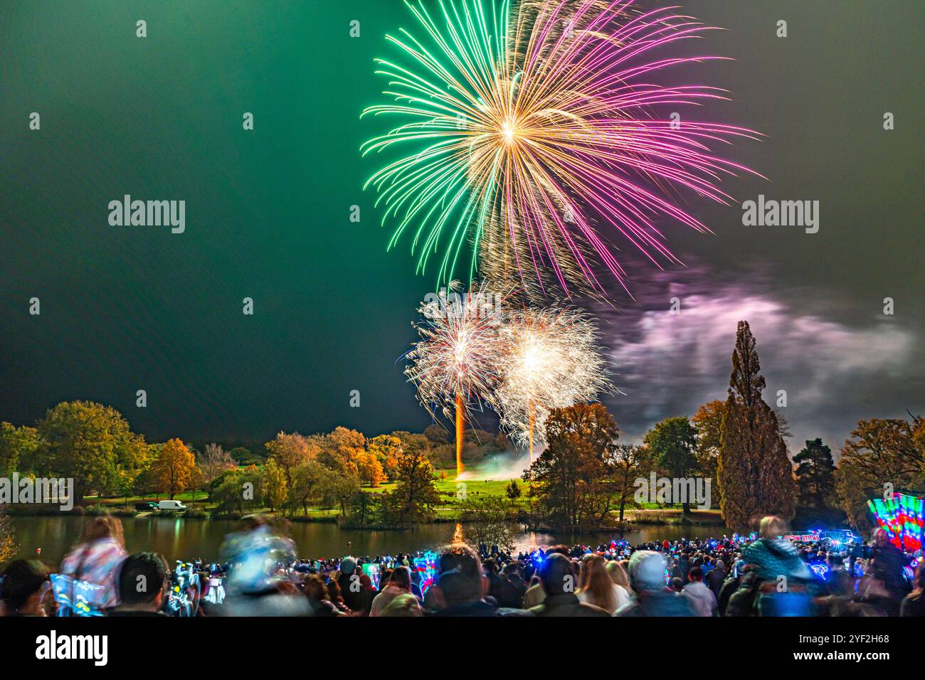 Dunorlan Park, Royal Tunbridge Wells, Kent, Großbritannien. Samstag, 2. November 2024. Tunbridge Wells Round Table organisiert jährlich ein Feuerwerk für die Stadt, das im Dunorlan Park stattfindet, wo die Menschenmassen am Ufer entlang des Sees ein Feuerwerk beobachten. Spenden werden für Pickering Cancer gesammelt, eine lokale Wohltätigkeitsorganisation für Krebspatienten. ©Sarah Mott / Alamy Live News. Stockfoto