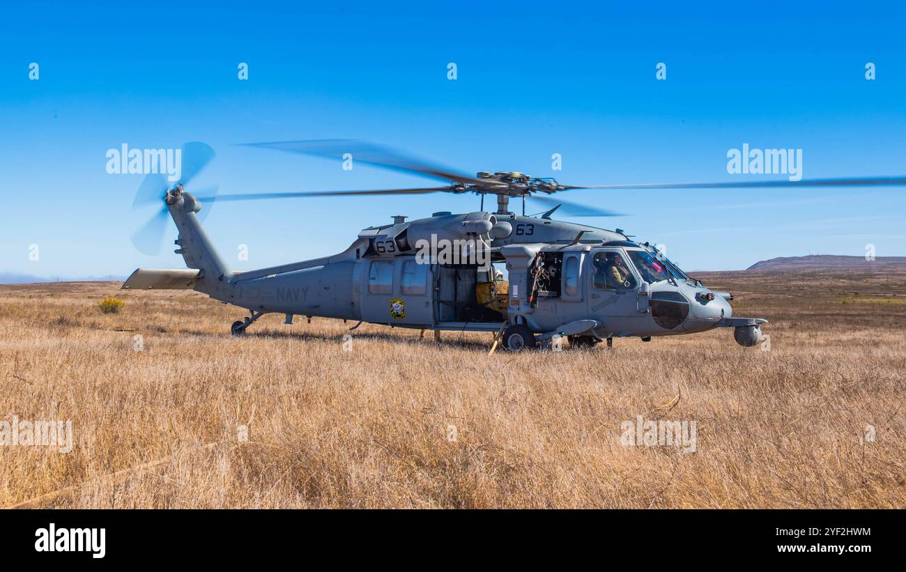 Ein MH-60S Sea Hawk Hubschrauber, der an der Blackjacks of Helicopter Sea Combat Squadron (HSC) 21 befestigt ist, erhält Treibstoff während der letzten Übung der Marine Aviation Weapons and Tactics Squadron One (MAWTS-1) auf San Clemente Island, Kalifornien, 25. Oktober 2024. Die von MAWTS-1 veranstaltete WTI FINEX betont die operative Integration der sechs Funktionen der Meeresluftfahrt zur Unterstützung der Marine Air Ground Task Force, Joint and Coalition Forces. (Foto der U.S. Navy von Mass Communication Specialist 2nd Class Charlotte Dudenhoeffer) Stockfoto
