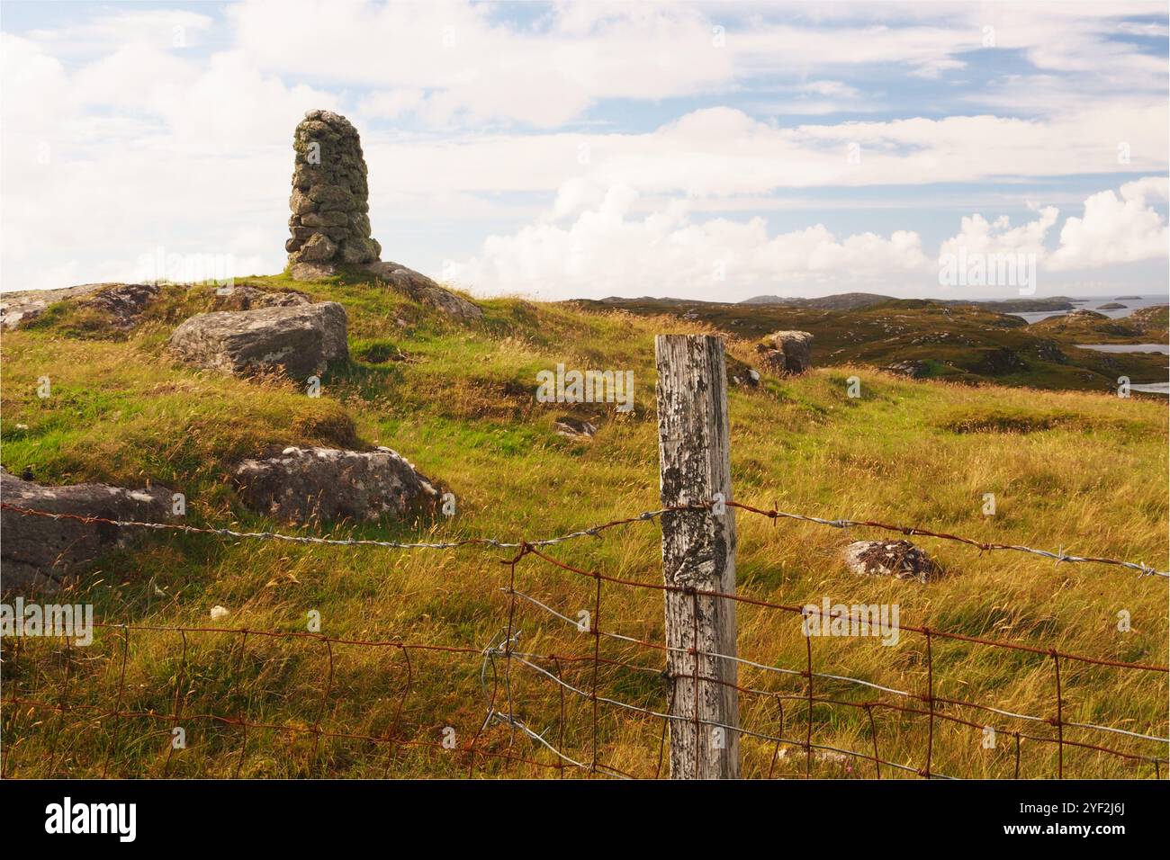 Ein hoher Steinkairn über Circebost auf der Isle of Lewis, Schottland, zeigt die wilde, zerklüftete Landschaft Stockfoto