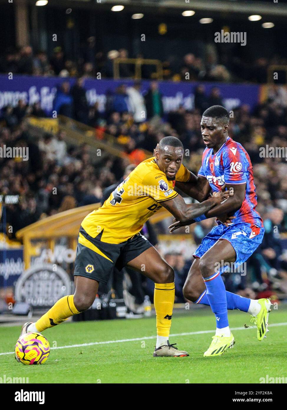 Wolverhampton, Großbritannien. November 2024. Wolverhampton, England, 2. November 2024: Toti (24 Wölfe) auf dem Ball während des Premier League-Fußballspiels zwischen Wolverhampton Wanderers und Crystal Palace im Molineux-Stadion in Wolverhampton, England (Natalie Mincher/SPP) Credit: SPP Sport Press Photo. /Alamy Live News Stockfoto