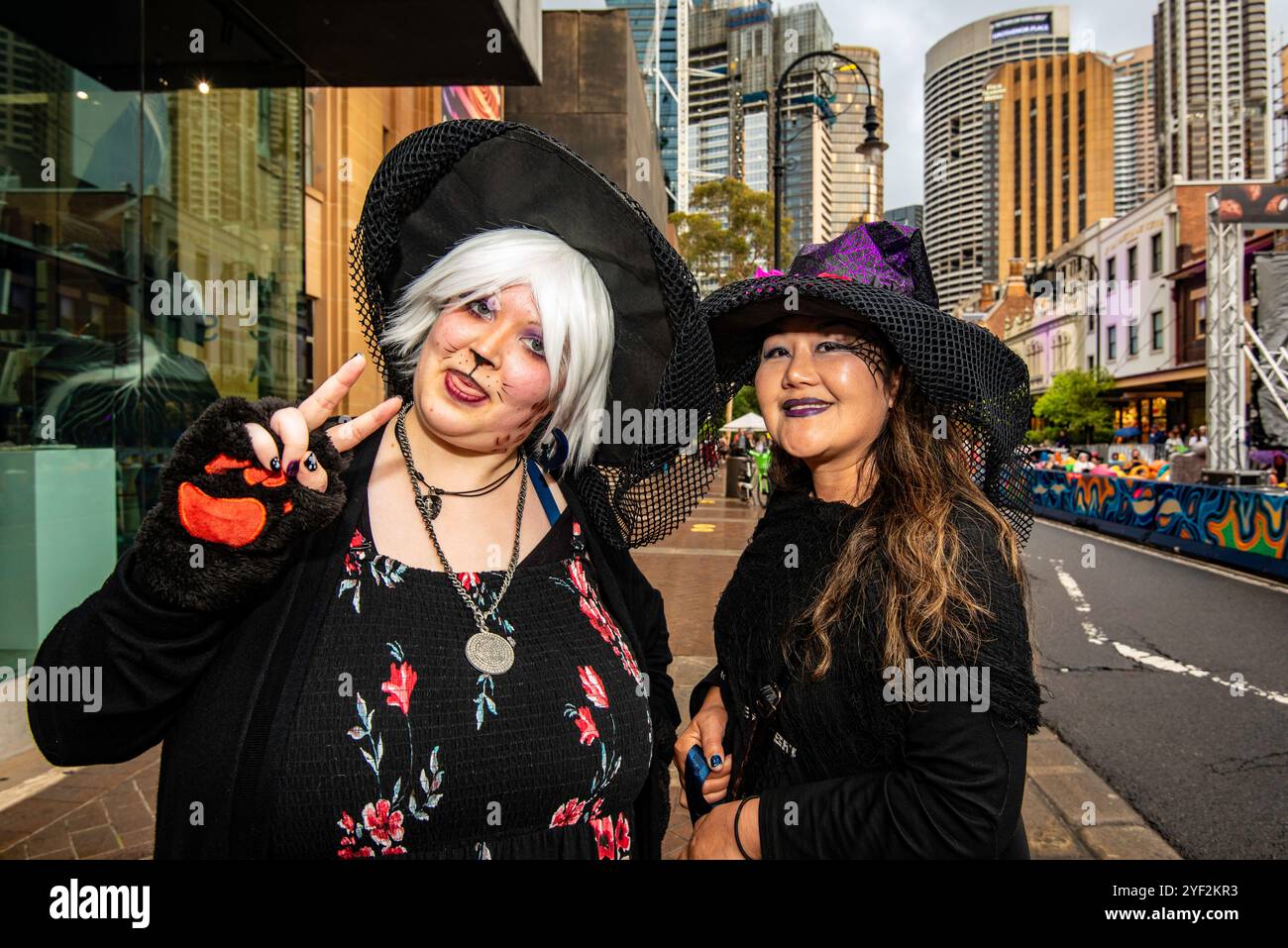 Sydney, Australien 02. November 2024: Vor 20 Jahren kaum erwähnt, ist Halloween in Australien heute ein großes Ereignis, das von Jung und Alt gefeiert wird. Nach Angaben des nationalen Senders ABC wird jeder 20 Teilnehmer teilnehmen und fast 450 Millionen US-Dollar für Outfits und Veranstaltungen ausgegeben. In Sydney fand im Rahmen des jährlichen Ghost Festivals eine Halloween-Parade durch die ältesten Straßen der Stadt im Rocks-Viertel statt, die Tausende von Teilnehmern in allen möglichen Outfits anzog. Quelle: Stephen Dwyer / Alamy Live News Stockfoto