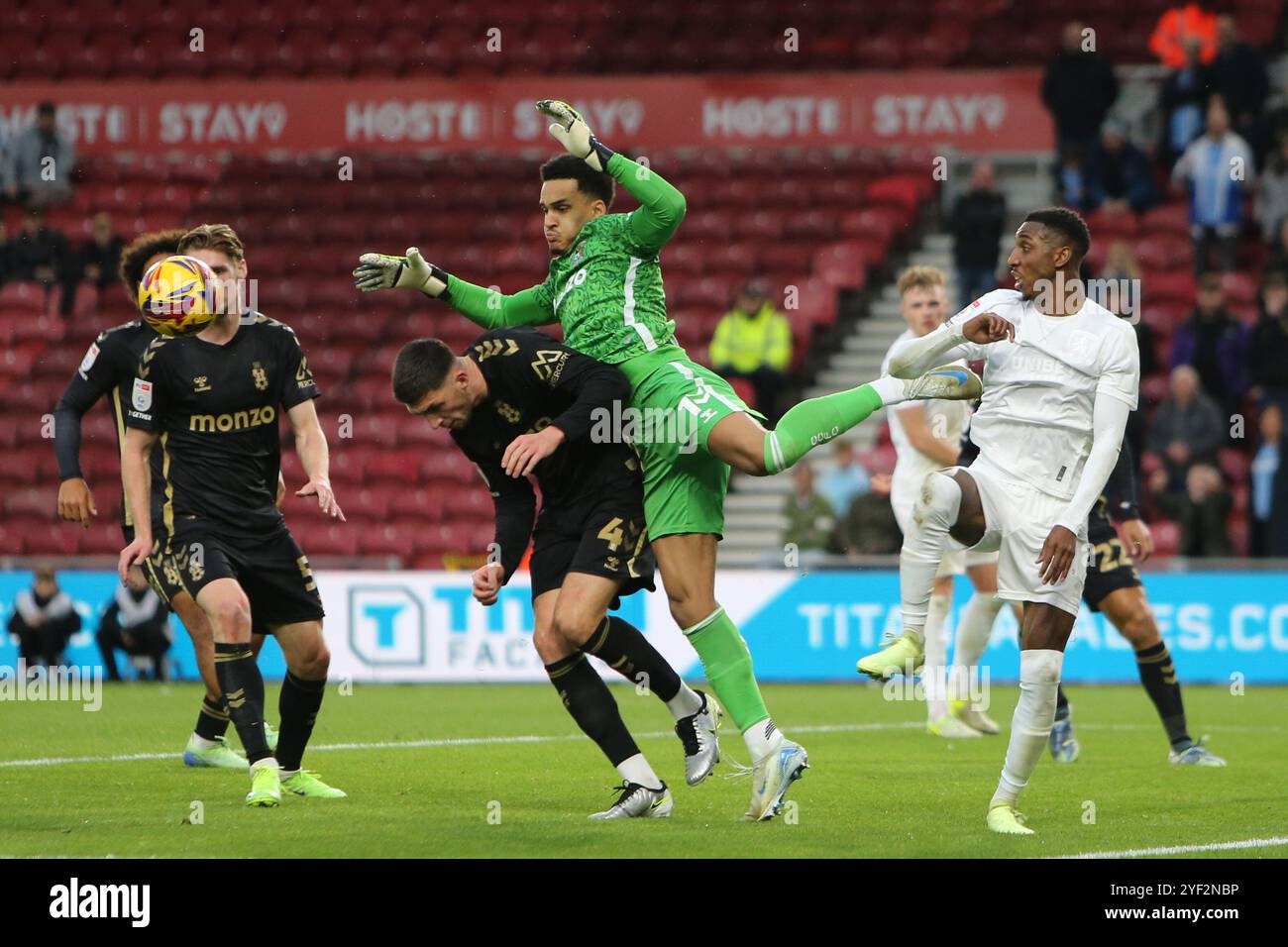 Coventry City Torhüter Oliver Dovin spuckt am Samstag, den 2. November 2024, ein Spiel zwischen Middlesbrough und Coventry City im Riverside Stadium in Middlesbrough. (Foto: Michael Driver | MI News) Credit: MI News & Sport /Alamy Live News Stockfoto