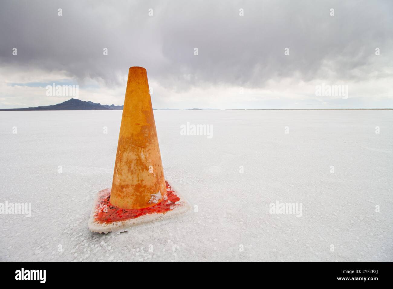 Lonely Orange Traffic Cone auf der weiten Salzflachlandschaft Stockfoto