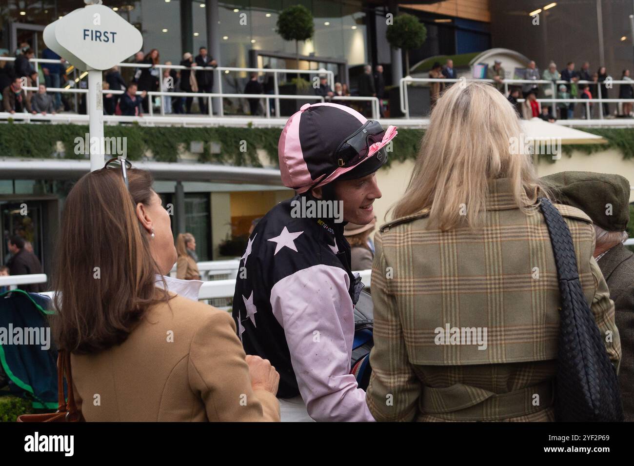 Ascot, Berkshire, Großbritannien. November 2024. UNSER CHAMPION mit Jockey Freddie Gordon gewinnt das Lavazza Handicap Hürdenrennen (Klasse 2) (GBB Race) beim Fireworks Spectacular Family Raceday auf der Ascot Racecourse, Berkshire. Besitzer Pearson, Jenner, Hawkings, Dunford & Harding, Trainer Chris Gordon, Winchester, Züchter Fethard Bloodstock, Sponsor Equestrian Fencing & Timber Ltd, Goodwin Racing Ltd Quelle: Maureen McLean/Alamy Live News Stockfoto