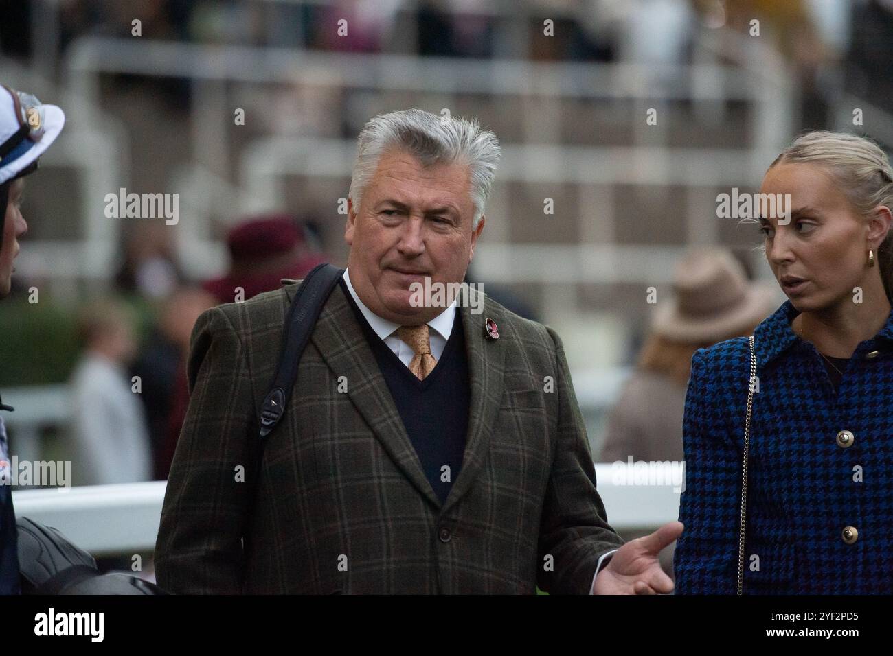 Ascot, Berkshire, Großbritannien. November 2024. KAJIKIA, geritten von Jockey Jay Tidball, gewinnt das Ascot Round Table Open National Hunt Flat Race (Klasse 2) (Kategorie 1 Elimination) (GBB Race) beim Fireworks Spectacular Family Raceday auf der Ascot Racecourse, Berkshire. Besitzer der Familien Brooks & Stewart, Trainer Paul Nicholls (im Bild), Ditcheat, Züchter Francis Matzinger & Charlotte Thomesse, Sponsor der Morson Group. Quelle: Maureen McLean/Alamy Live News Stockfoto