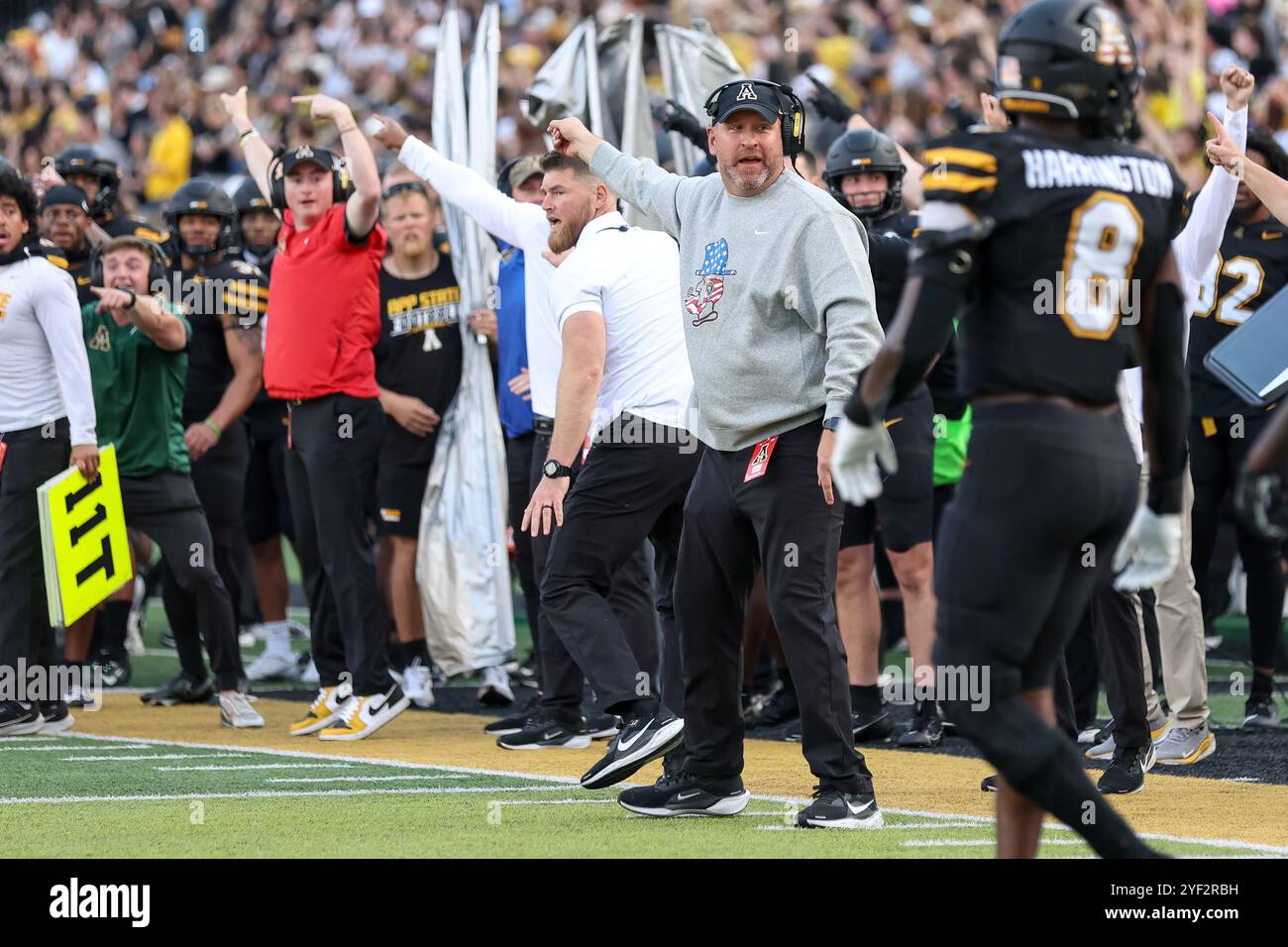 Boone, North Carolina, USA. November 2024. SHAWN CLARK, Cheftrainer der Appalachian State Mountaineers, reagiert auf einen Anruf während des vierten Quartals des NCAA-Spiels App State Mountaineers vs Old Dominion Monarchs im Kidd Brewer Stadium in Boone, NC am 2. November 2024. (Kreditbild: © Cory Knowlton/ZUMA Press Wire) NUR REDAKTIONELLE VERWENDUNG! Nicht für kommerzielle ZWECKE! Quelle: ZUMA Press, Inc./Alamy Live News Stockfoto