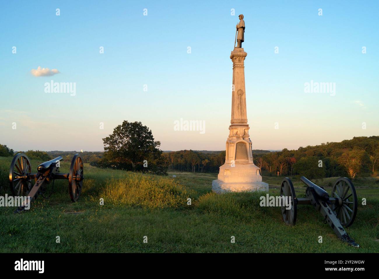 Artilleriebatterie auf dem historischen Schlachtfeld des Amerikanischen Bürgerkriegs von 1863, Teil des Gettysburg National Military Park, Blick bei Sonnenuntergang, PA, USA Stockfoto