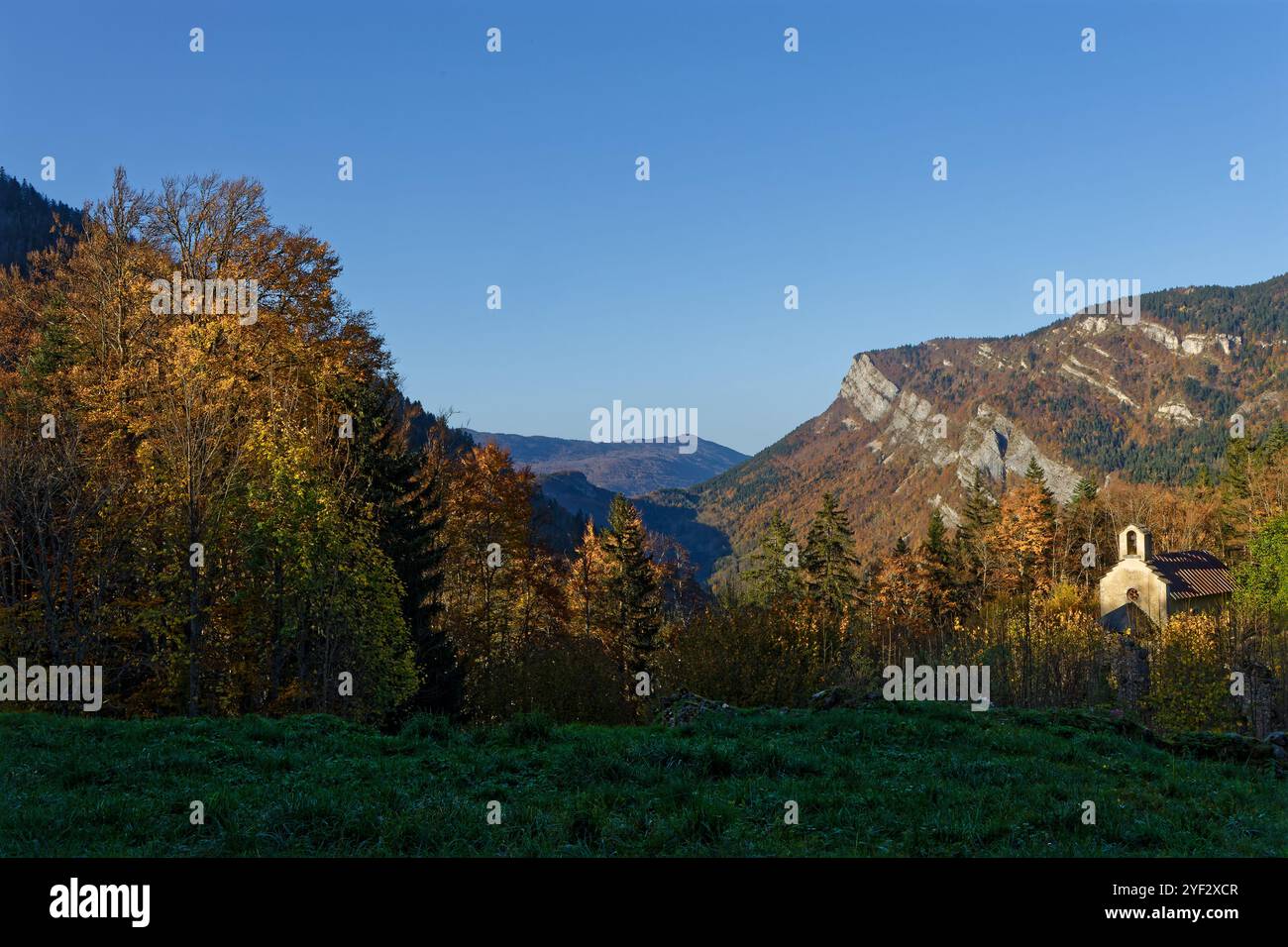 Villard-de-Lans, 29. Oktober 2024: Ruinen von Valchevriere. Das Dorf, das als Lager für Maquisarden diente, wurde 1944 von den Nazis verbrannt. Nur eine Kapelle ist überlebt Stockfoto
