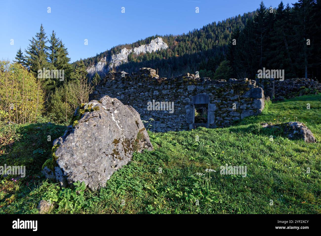 Villard-de-Lans, 29. Oktober 2024: Ruinen von Valchevriere. Das Dorf, das als Lager für Maquisarden diente, wurde 1944 von den Nazis verbrannt. Nur eine Kapelle ist überlebt Stockfoto