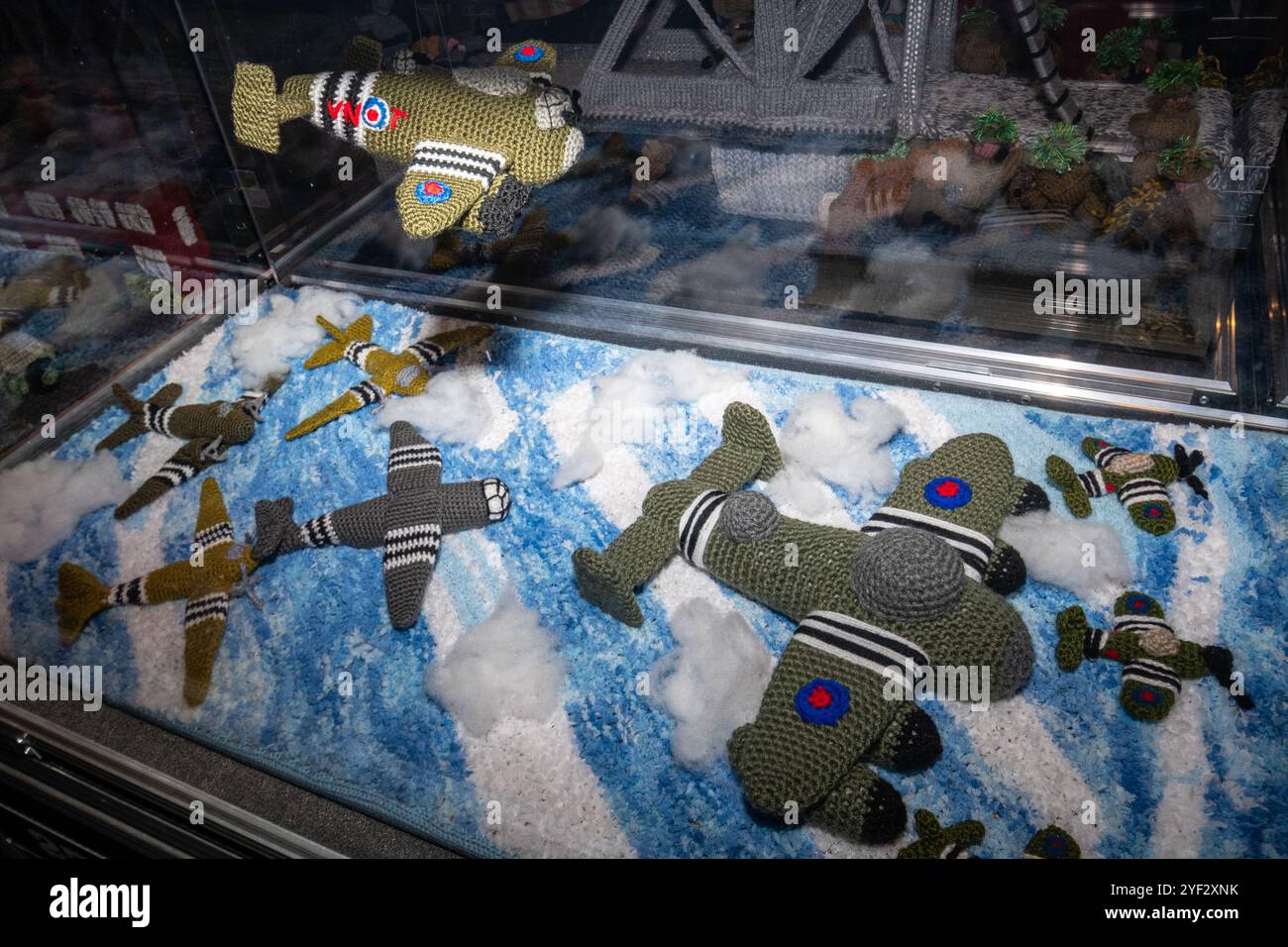 Die längste Yarn-Ausstellung in der Royal Garrison Church of All Saints in Aldershot, Hampshire, England, Großbritannien. November 2024. Die Ausstellung zeigt den längsten Tag und wurde rechtzeitig zum 80. Jahrestag des D-Day, 6. Juni 2024, fertiggestellt. Es sind 80 Meter 3D-Strickkunst und -Gestrickte aus Wolle. Die Ausstellung ist derzeit in Großbritannien unterwegs. Es besteht aus 80 Szenen aus der Schlacht in der Normandie. Stockfoto