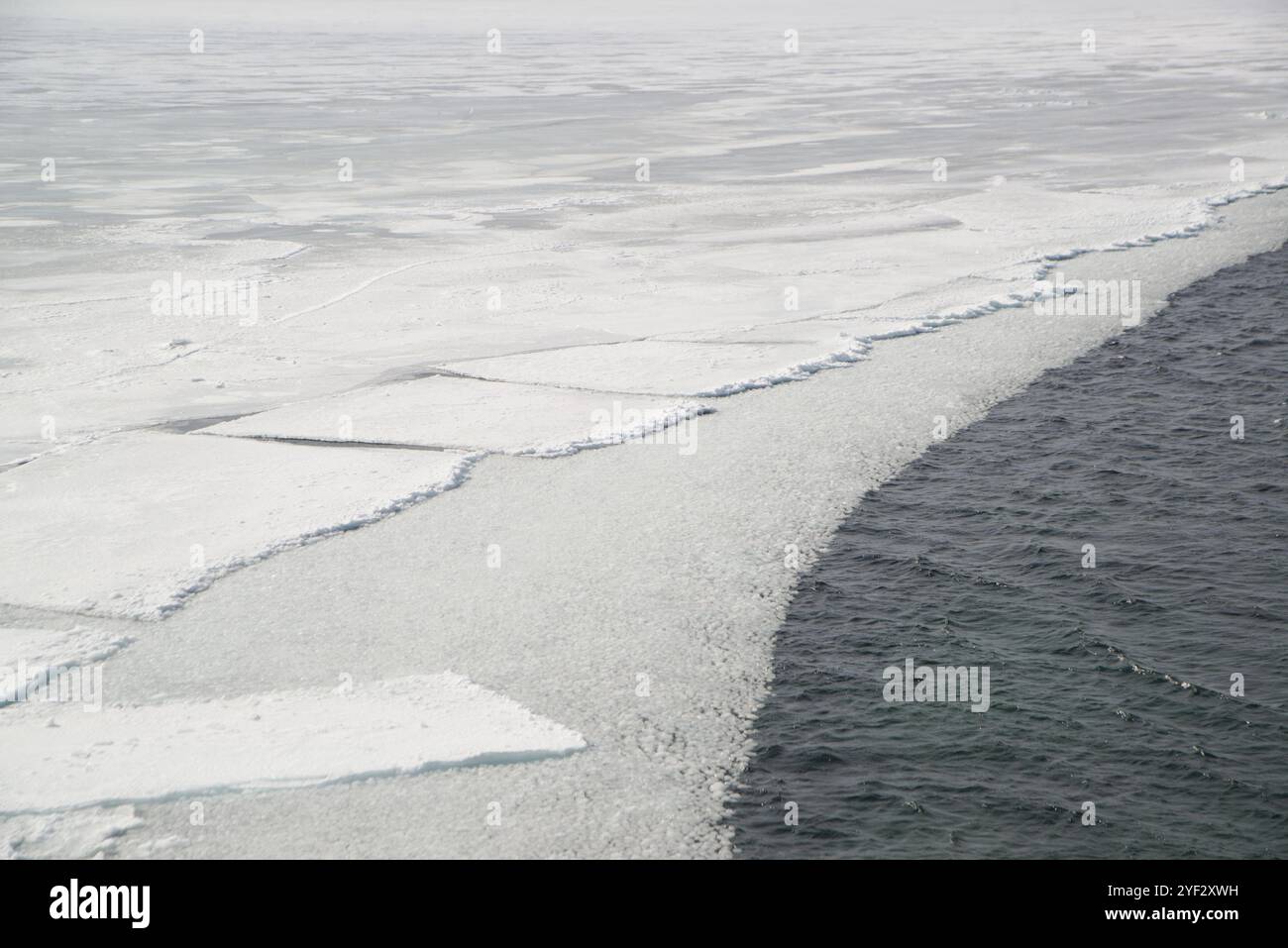 Landschaftlich reizvoll am eisfreien Angara River fließt aus dem gefrorenen Baikal Lake. Geschmolzene Eisschollen auf blauem Wasser. Gelegen am Baikalsee. Stockfoto