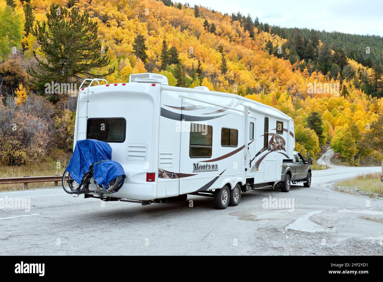 Ford Truck 3/4 Tonnen 350 schleppend Montana 5th Wheel RV, Monarch Pass, Colorado. Stockfoto