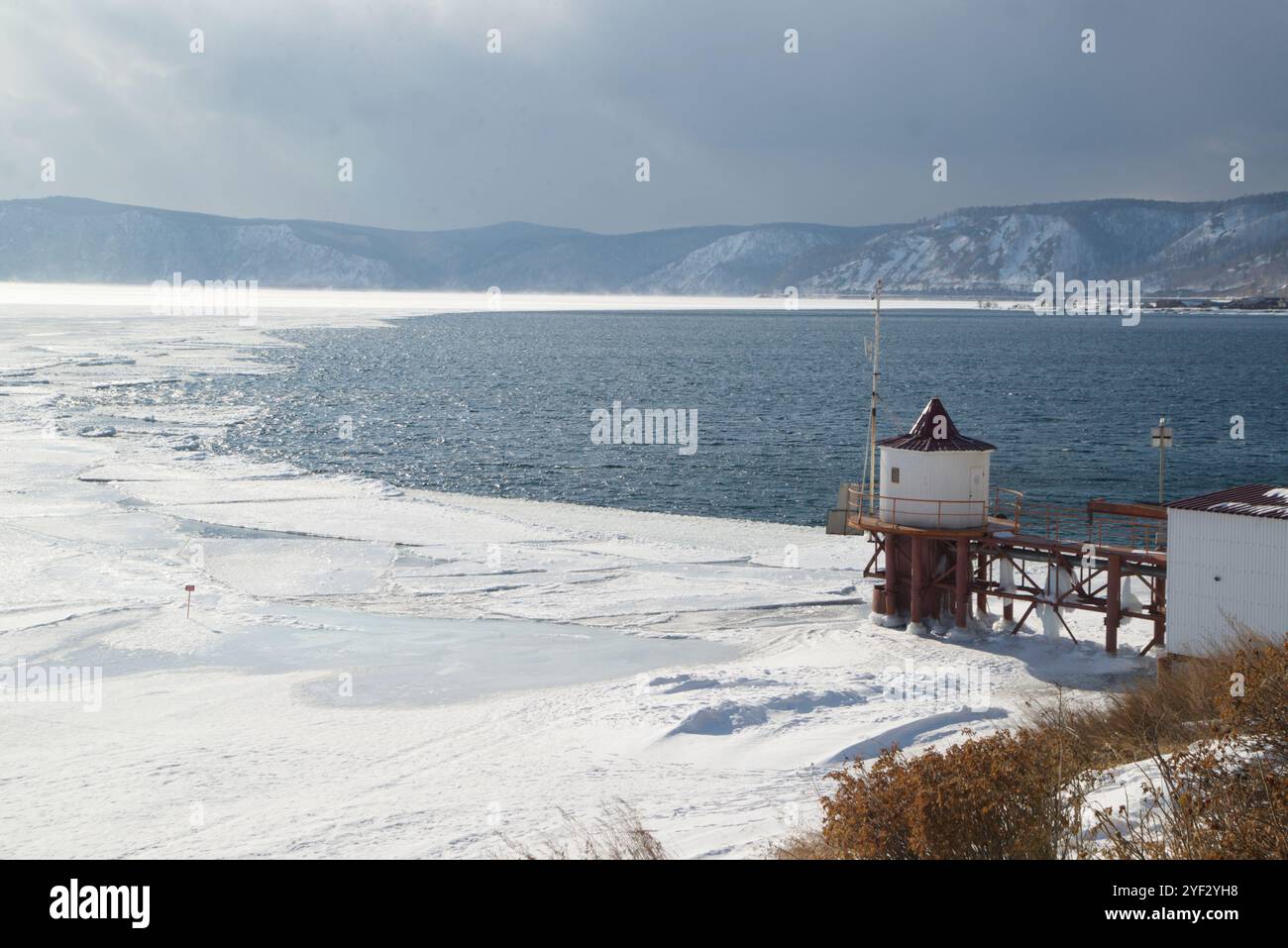 Landschaftlich reizvoll am eisfreien Angara River fließt aus dem gefrorenen Baikal Lake. Geschmolzene Eisschollen auf blauem Wasser. Gelegen am Baikalsee. Stockfoto