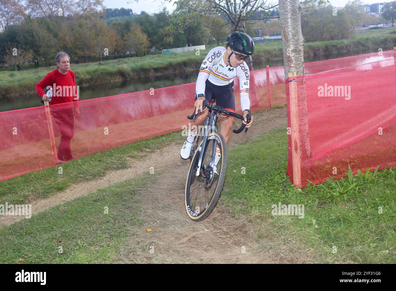 Pontevedra, Spanien. November 2024. Die spanische Radfahrerin Sofia Rodriguez (4E) am zweiten Tag der Cyclocross-Europameisterschaft am 2. November 2024 in Pontevedra, Spanien. (Foto: Alberto Brevers/Pacific Press) Credit: Pacific Press Media Production Corp./Alamy Live News Stockfoto