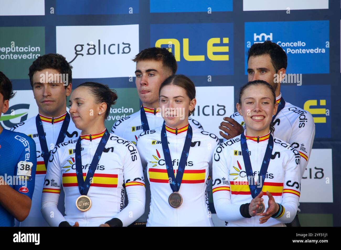 Pontevedra, Spanien. November 2024. Spanische Radfahrer mit der Bronzemedaille am zweiten Tag der Cyclocross-Europameisterschaft am 2. November 2024 in Pontevedra, Spanien. (Foto: Alberto Brevers/Pacific Press) Credit: Pacific Press Media Production Corp./Alamy Live News Stockfoto