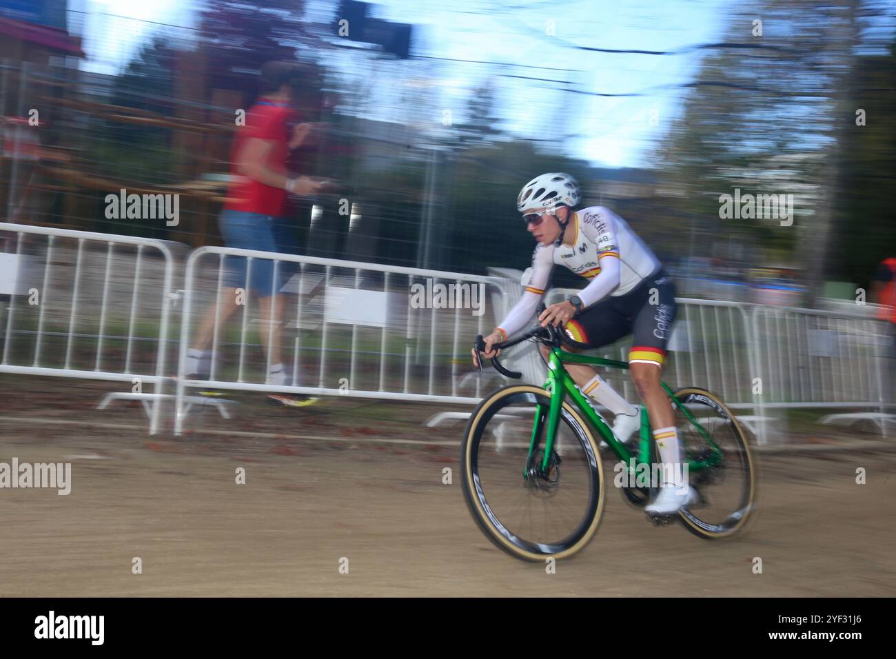 Pontevedra, Spanien. November 2024. Der spanische Radfahrer Benjamín Noval (4B) am zweiten Tag der Cyclocross-Europameisterschaft am 2. November 2024 in Pontevedra, Spanien. (Foto: Alberto Brevers/Pacific Press) Credit: Pacific Press Media Production Corp./Alamy Live News Stockfoto