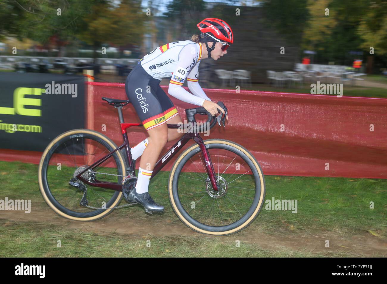 Pontevedra, Spanien. November 2024. Der spanische Radfahrer Aroa Otero (4D) am zweiten Tag der Cyclocross-Europameisterschaft am 2. November 2024 in Pontevedra, Spanien. (Foto: Alberto Brevers/Pacific Press) Credit: Pacific Press Media Production Corp./Alamy Live News Stockfoto