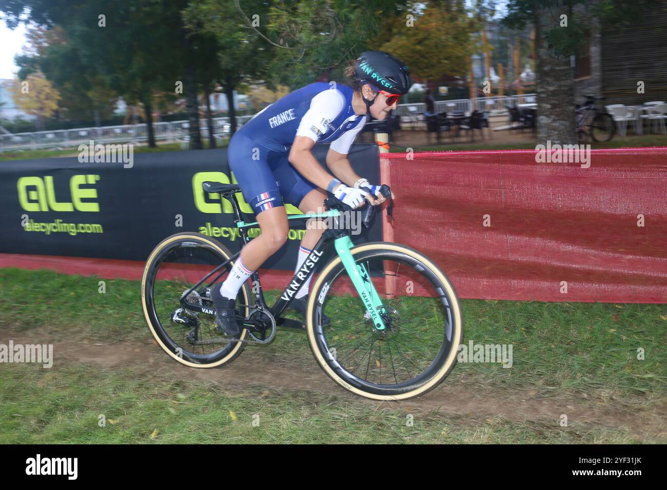 Pontevedra, Spanien. November 2024. Der französische Radrennfahrer Hélène Clauzel (1E) führt das Rennen am 2. Tag der Cyclocross-Europameisterschaft am 2. November 2024 in Pontevedra, Spanien. (Foto: Alberto Brevers/Pacific Press) Credit: Pacific Press Media Production Corp./Alamy Live News Stockfoto