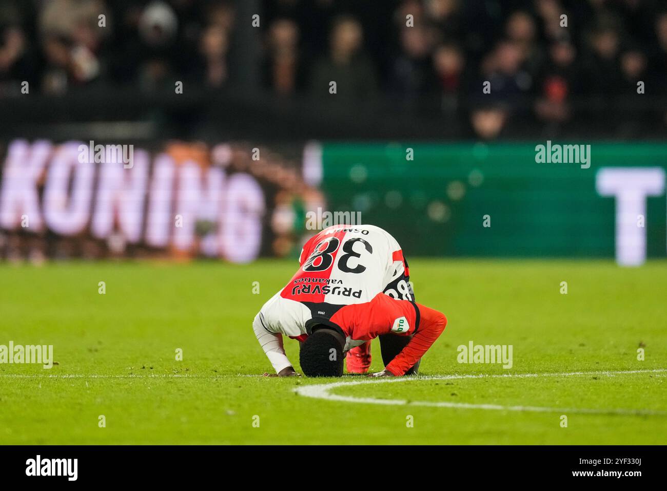 Rotterdam, Niederlande. November 2024. ROTTERDAM, NIEDERLANDE - 2. NOVEMBER: Ibrahim Osman von Feyenoord küsst das Feld während des niederländischen Eredivisie-Spiels zwischen Feyenoord und AZ im Stadion Feijenoord am 2. November 2024 in Rotterdam. (Foto von Ed van de Pol/Orange Pictures) Credit: Orange Pics BV/Alamy Live News Stockfoto