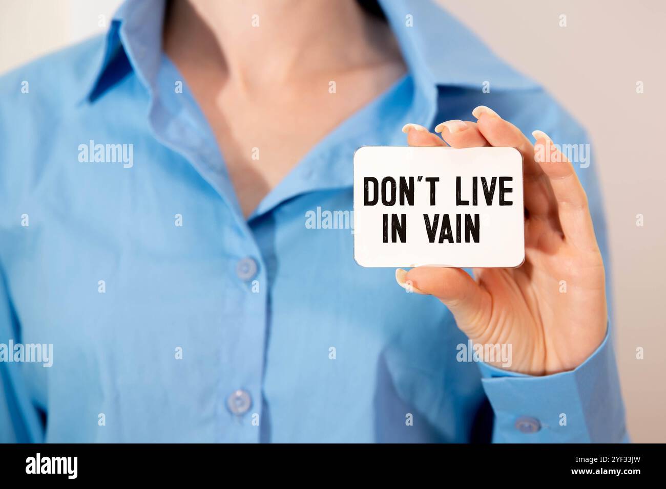 Sparen für den regnerischen Tag, Aufbau von Notfall-Fonds und erinnern Sie sich, nicht auszugeben. Ein sparsames Wohnkonzept wird mit dem Text Don't Touch gezeigt Stockfoto