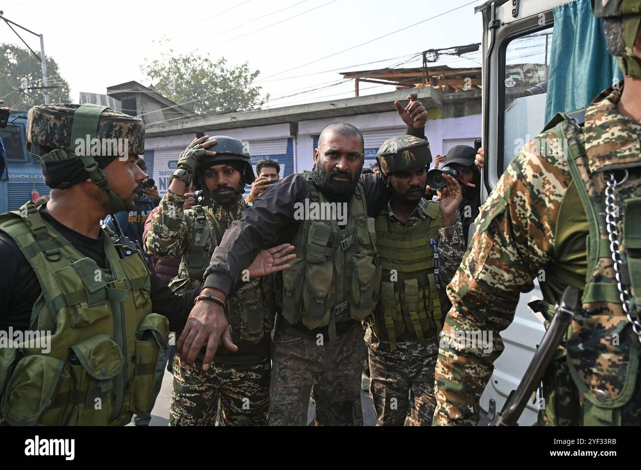 SRINAGAR, INDIEN - 2. NOVEMBER: Ein verletzter paramilitärischer Soldat wird während einer Begegnung in Khanyar am 2. November 2024 in Srinagar, Indien. Sicherheitskräfte starteten eine Absperr- und Suchoperation in der dicht besiedelten Ortschaft Chanyar in der Innenstadt, nachdem sie Angaben über die Anwesenheit von Terroristen in der Gegend gemacht hatten. Bei einer Begegnung in der Gegend von Chanyar wurde ein pakistanischer Oberbefehlshaber der Terrorgruppe Lashkar-e-Taiba (Let) getötet und vier Sicherheitskräfte verletzt. (Foto: Waseem Andrabi/Hindustan Stockfoto