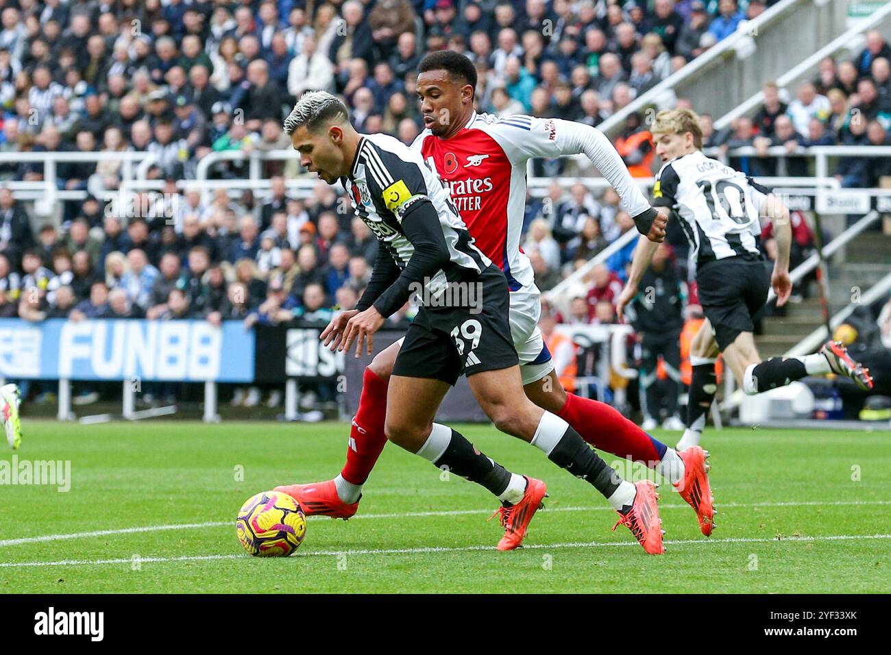 Arsenal-Verteidiger Gabriel (6) kämpft gegen Newcastle United Mittelfeldspieler Bruno Guimaraes (39) während des Spiels Newcastle United FC gegen Arsenal FC English Premier League in St. James' Park, Newcastle, England, Großbritannien am 2. November 2024 Credit: Every Second Media/Alamy Live News Stockfoto