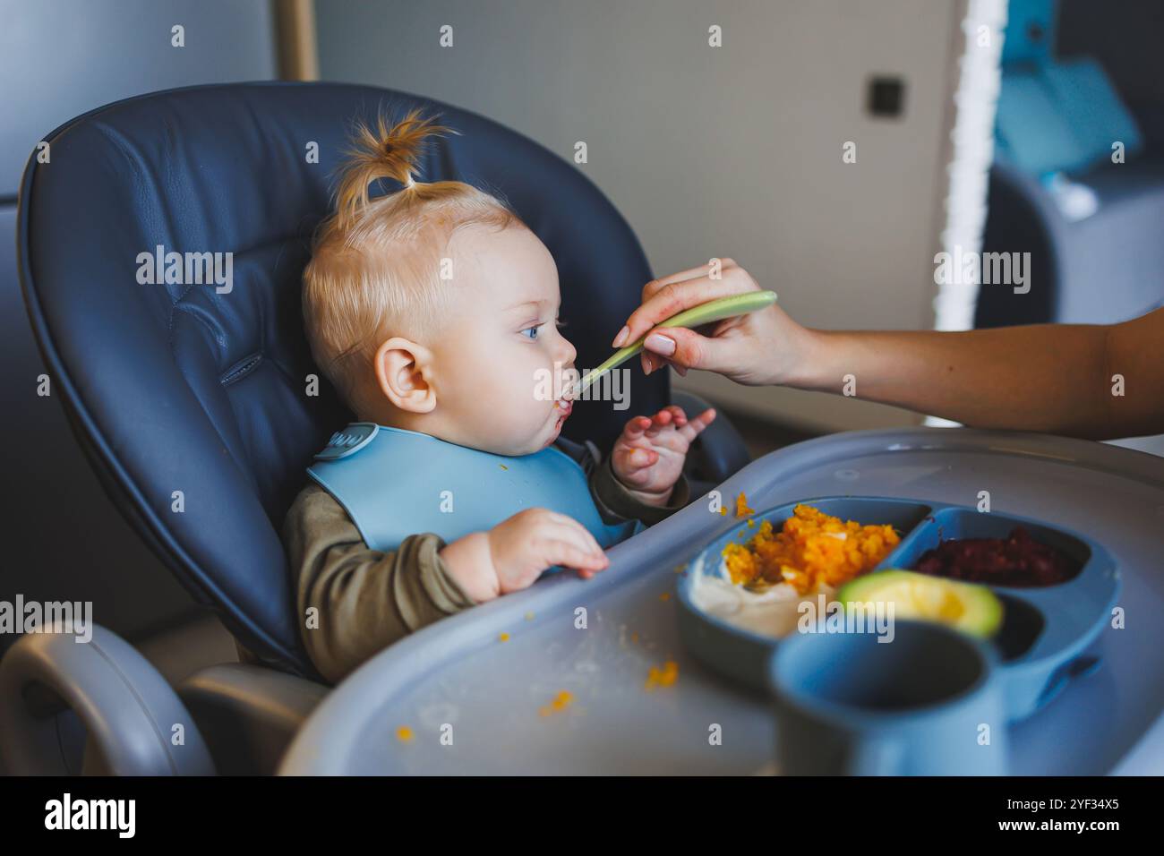 Babynahrung 6 Monate lang isst der Junge Püree. Kindliche Entwicklung. Stockfoto