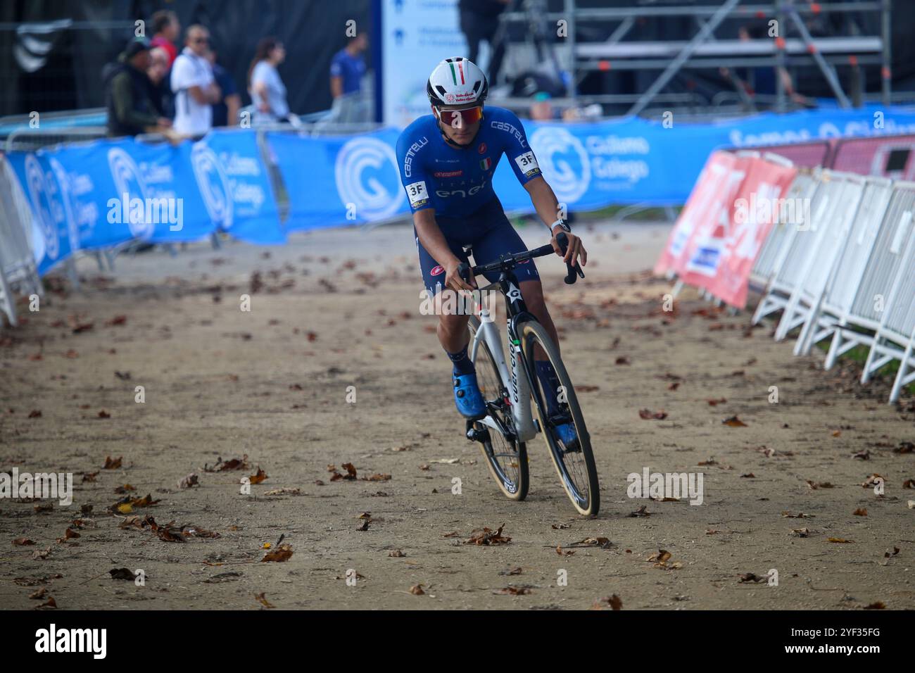 Pontevedra, Galicien, Spanien. November 2024. Pontevedra, Spanien, 2. November 2024: Der italienische Radfahrer Filippo AGOSTINACCHIO (3F) am zweiten Tag der Cyclocross-Europameisterschaft am 2. November 2024 in Pontevedra, Spanien. (Kreditbild: © Alberto Brevers/Pacific Press via ZUMA Press Wire) NUR REDAKTIONELLE VERWENDUNG! Nicht für kommerzielle ZWECKE! Quelle: ZUMA Press, Inc./Alamy Live News Stockfoto