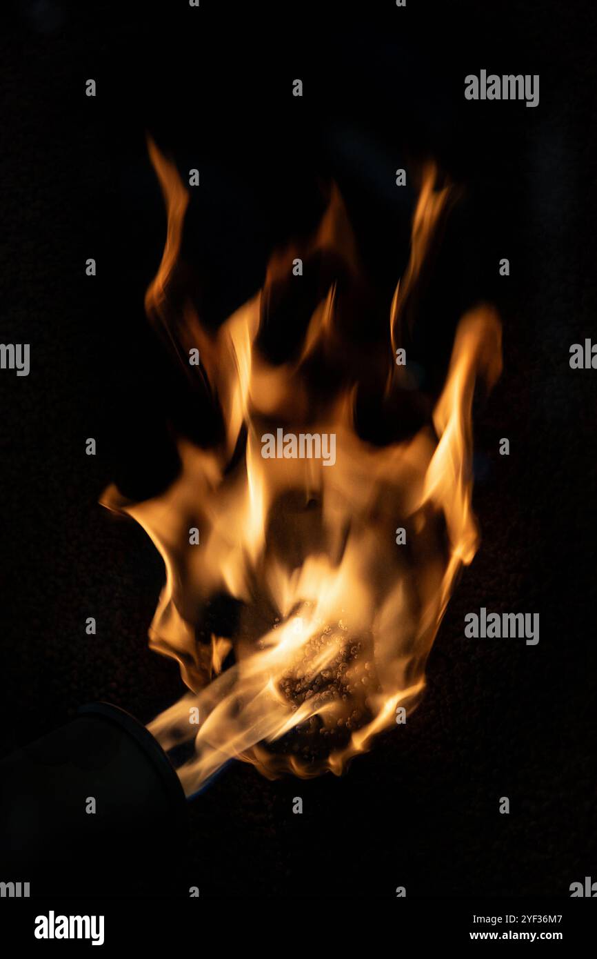 Abstraktes brennendes Feuer auf schwarzem Hintergrund Stockfoto