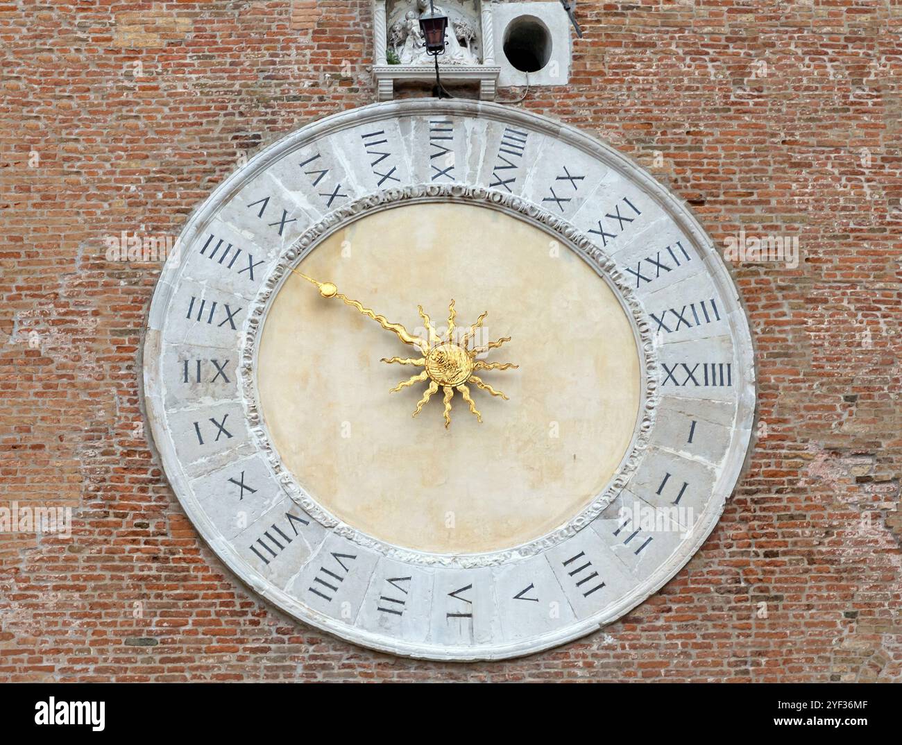 Venedig, Italien - 9. Oktober 2024: Die Kirche San Giacomo di Rialto mit großer ovaler Kalenderplatte auf dem Platz von Venedig Stockfoto