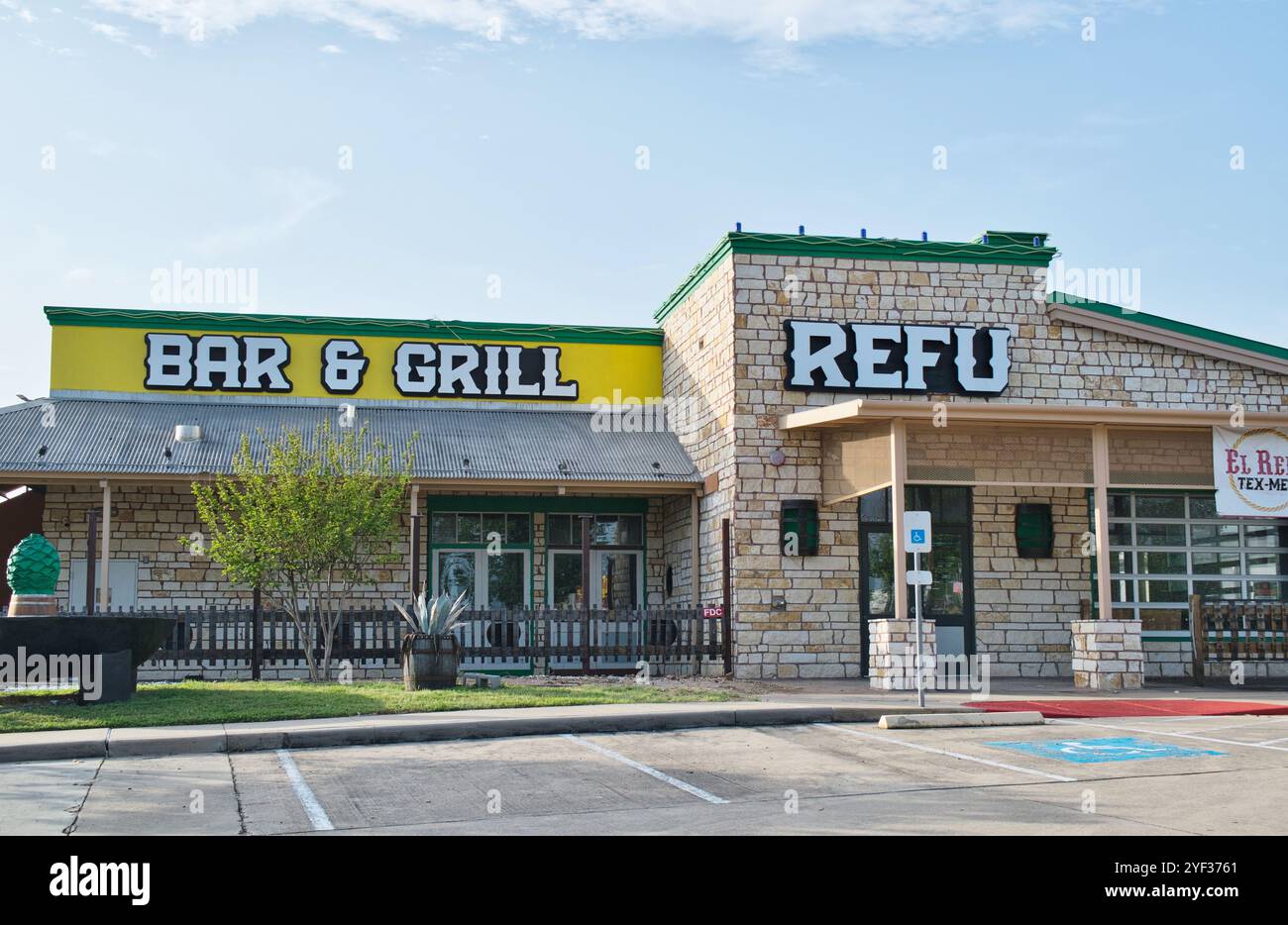 Houston, Texas, USA 04-07-2024: El Refu mexikanisches Restaurant, Außenbereich, Essen in ungezwungener Atmosphäre. Stockfoto