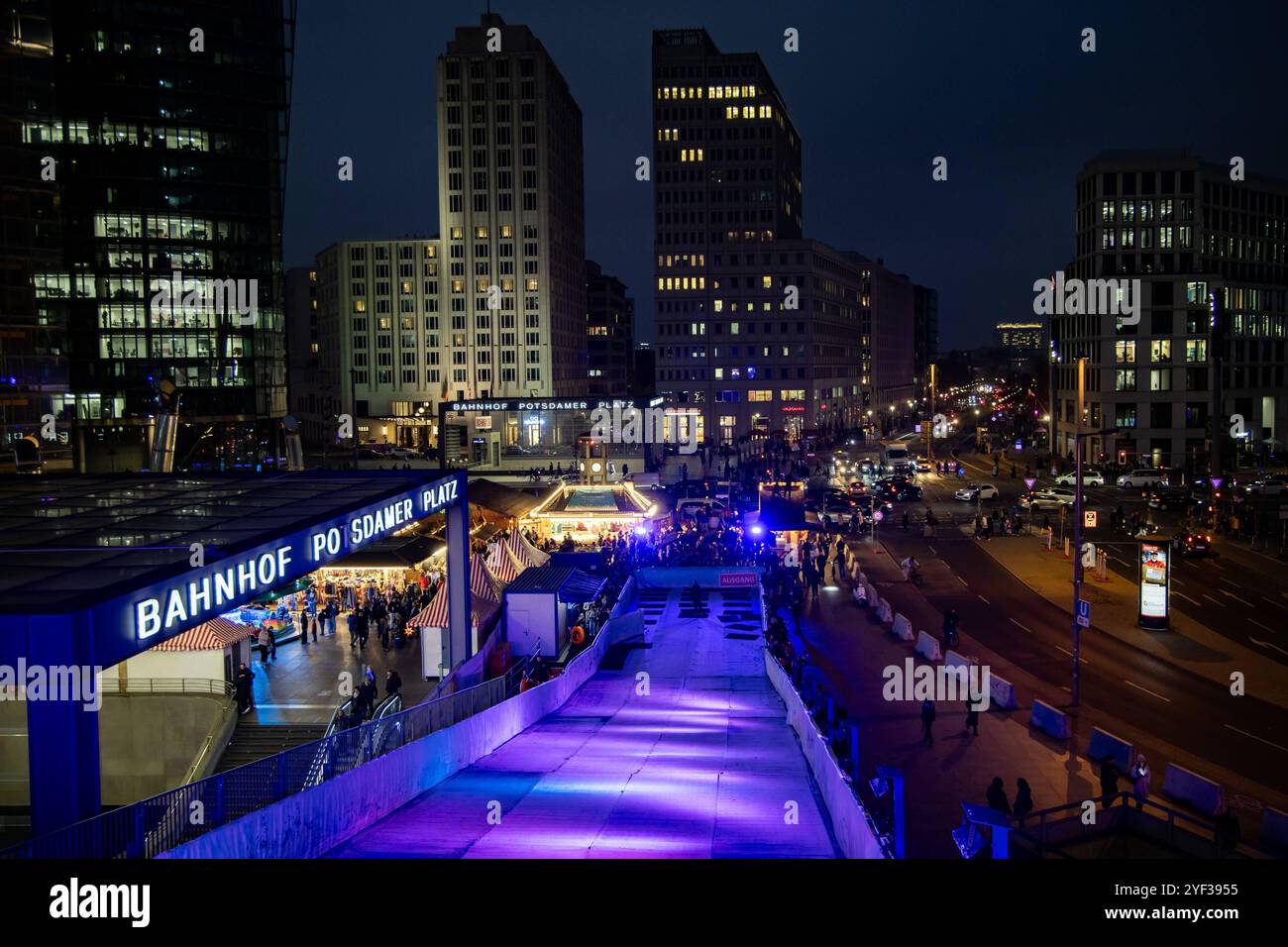 Menschen besuchen den Weihnachtsmarkt am Potsdamerplatz Winterwelt in Berlin am 1. November 2024. Weihnachtsmarkt am Potsdamer Platz *** am 1. November 2024 besuchen die Menschen den Weihnachtsmarkt am Potsdamerplatz Winterwelt in Berlin Stockfoto