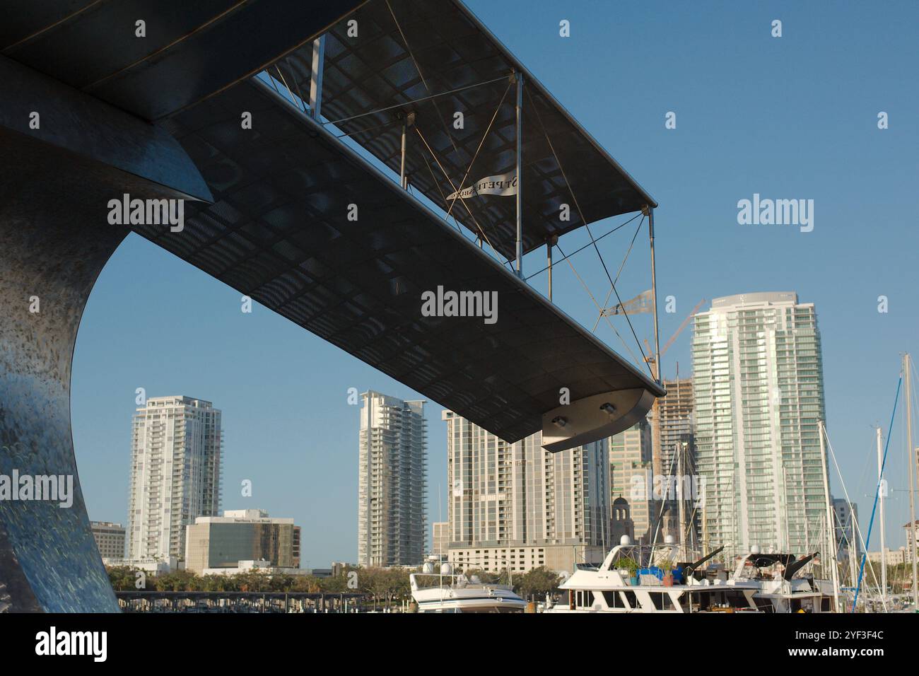 Nur zur redaktionellen Verwendung am 29. November 2024, St. Petersburg, Florida, USA. Stadtbild und Marina hinten. Führende Linien Morgensonne Blauer Himmel an einem sonnigen Tag. „F Stockfoto