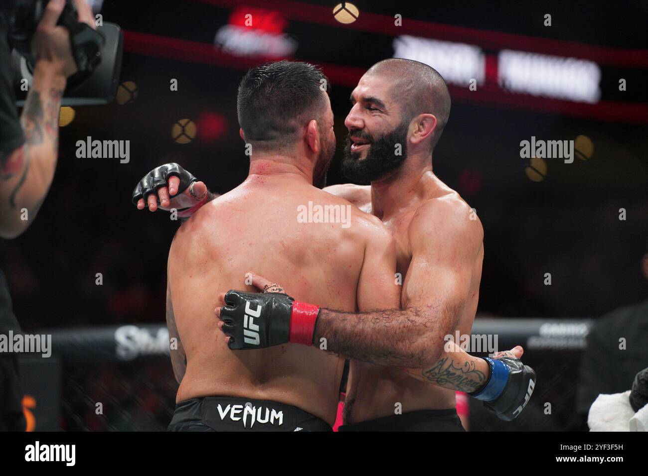 Edmonton, Edmonton, Kanada. November 2024. Pedro Munhoz bekämpft Aiemann Zahabi im Bantamgewicht während des UFC EDMONTON Events am 2. November 2024 in Edmonton, Kanada. (Foto: Marcelo Woo/PxImages) (Foto: © Marcelo Woo/PX Imagens via ZUMA Press Wire) NUR ZUR REDAKTIONELLEN VERWENDUNG! Nicht für kommerzielle ZWECKE! Quelle: ZUMA Press, Inc./Alamy Live News Stockfoto