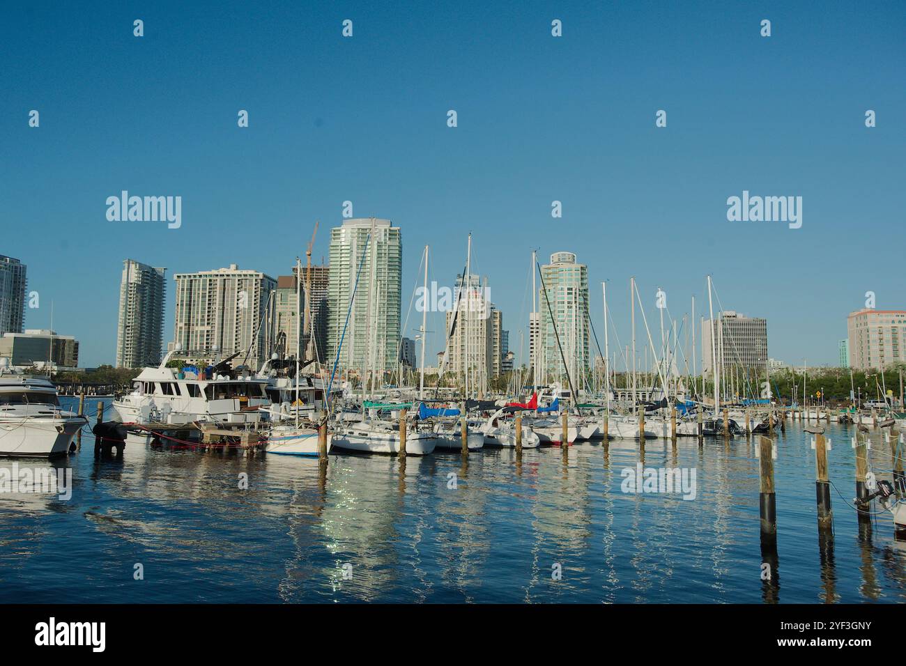 Blick auf NW vom Benoist Plaza in Richtung Downtown St. Petersburg Florida. Stadtbild über dem Yachthafen hinten. Blauer Himmel an einem sonnigen Tag. In Der Nähe Des Piers. Dock Stockfoto