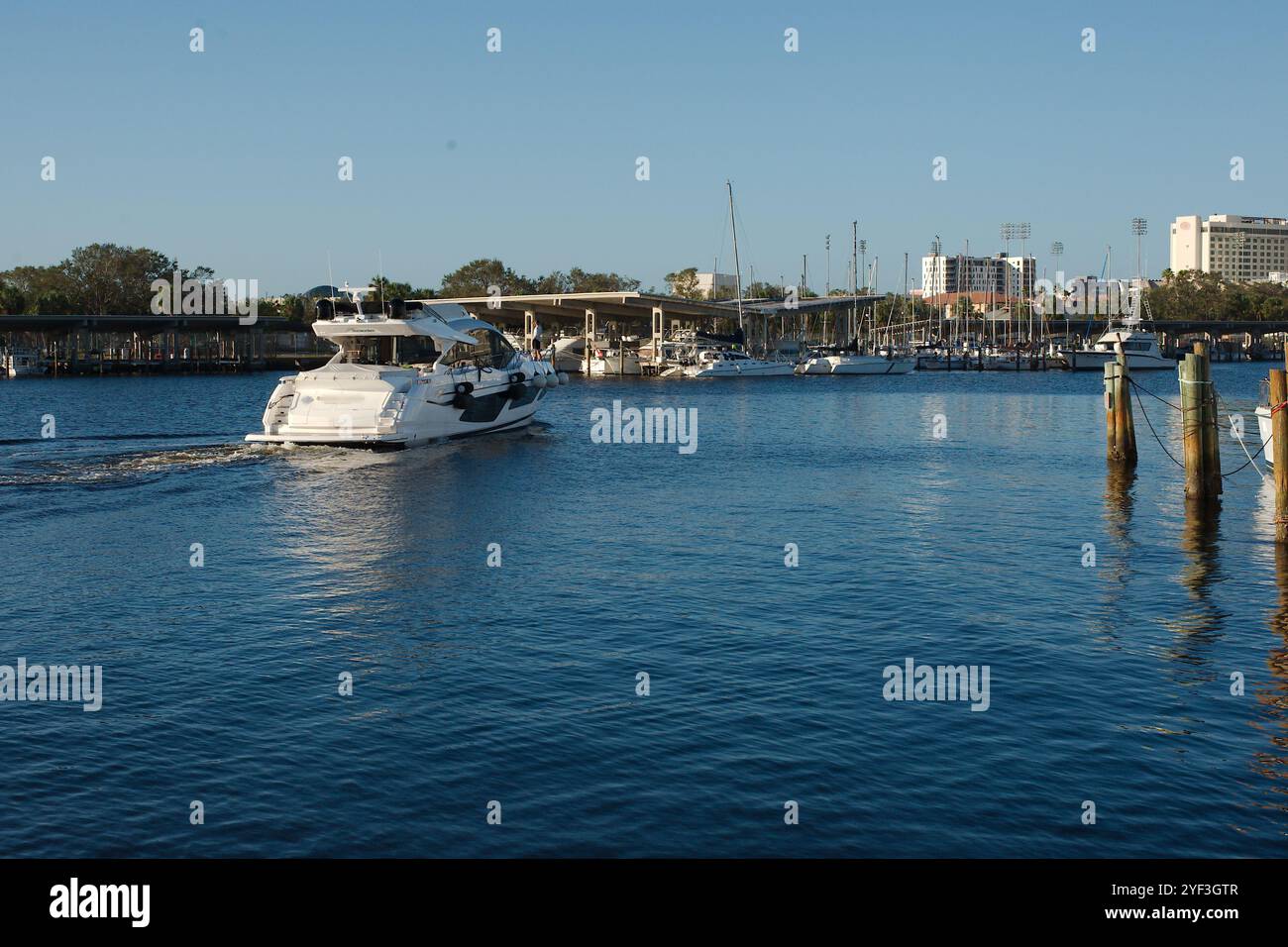 Blick nach Westen vom Benoist Plaza in Richtung schwarz-weiße Yacht St. Petersburg Florida über Boot Marina hinten. Blauer Himmel an einem sonnigen Tag. In der Nähe des Piers, D. Stockfoto