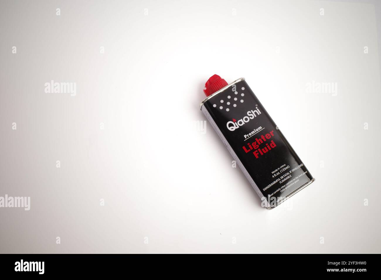 Qiao Shi Premium Lighter Flüssigkeitsbehälter Stockfoto