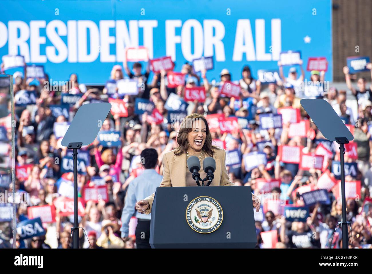 Die US-Vizepräsidentin Kamala Harris, die für die Demokratische Partei 2024 nominierte Präsidentschaftskandidatin der USA, hält am Samstag, den 2. November 2024, eine Kundgebung im Atlanta Civic Center in Atlanta, Georgia, ab. Harris hofft, drei Tage vor dem Wahltag ihre Anhänger im entscheidenden Kriegsschauplatz Georgiens zu motivieren. Kredit: Andi Rice/CNP Stockfoto