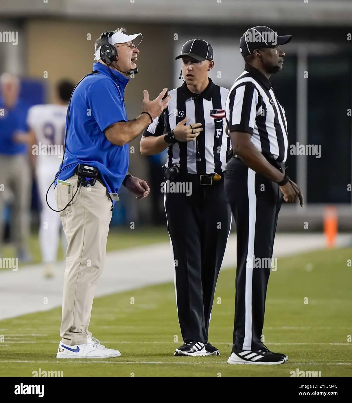 Dallas, USA. November 2024. Pittsburgh Panthers Cheftrainer PAT NARDUZZI reagiert auf den Schiedsrichter nach einem Anruf während des Spiels zwischen den Pittsburgh Panthers und den SMU Mustangs am 2. November 2024 im Gerald J. Ford Stadium in Dallas, Texas. (Foto: Jerome Hicks/SIPA USA) Credit: SIPA USA/Alamy Live News Stockfoto