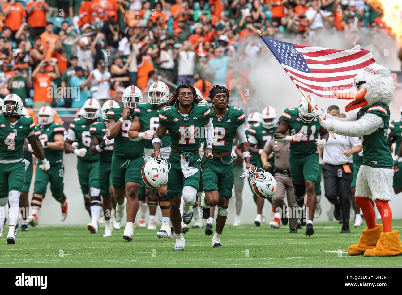 Miami, FL: Der Miami Hurricanes Wide Receiver Sam Brown Jr. (11) führt den Weg, als die Canes das Feld während eines NCAA-Spiels gegen den Duke Blue Devil erobern Stockfoto