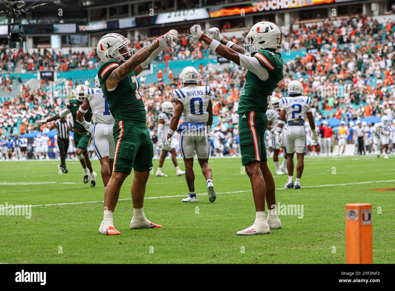 Miami, FL: Der Miami Hurricanes Wide Receiver Xavier Restrepo (7) und die andere Wide Receiver Isaiah Horton (2) feiern den ersten Touchdown der Canes du Stockfoto