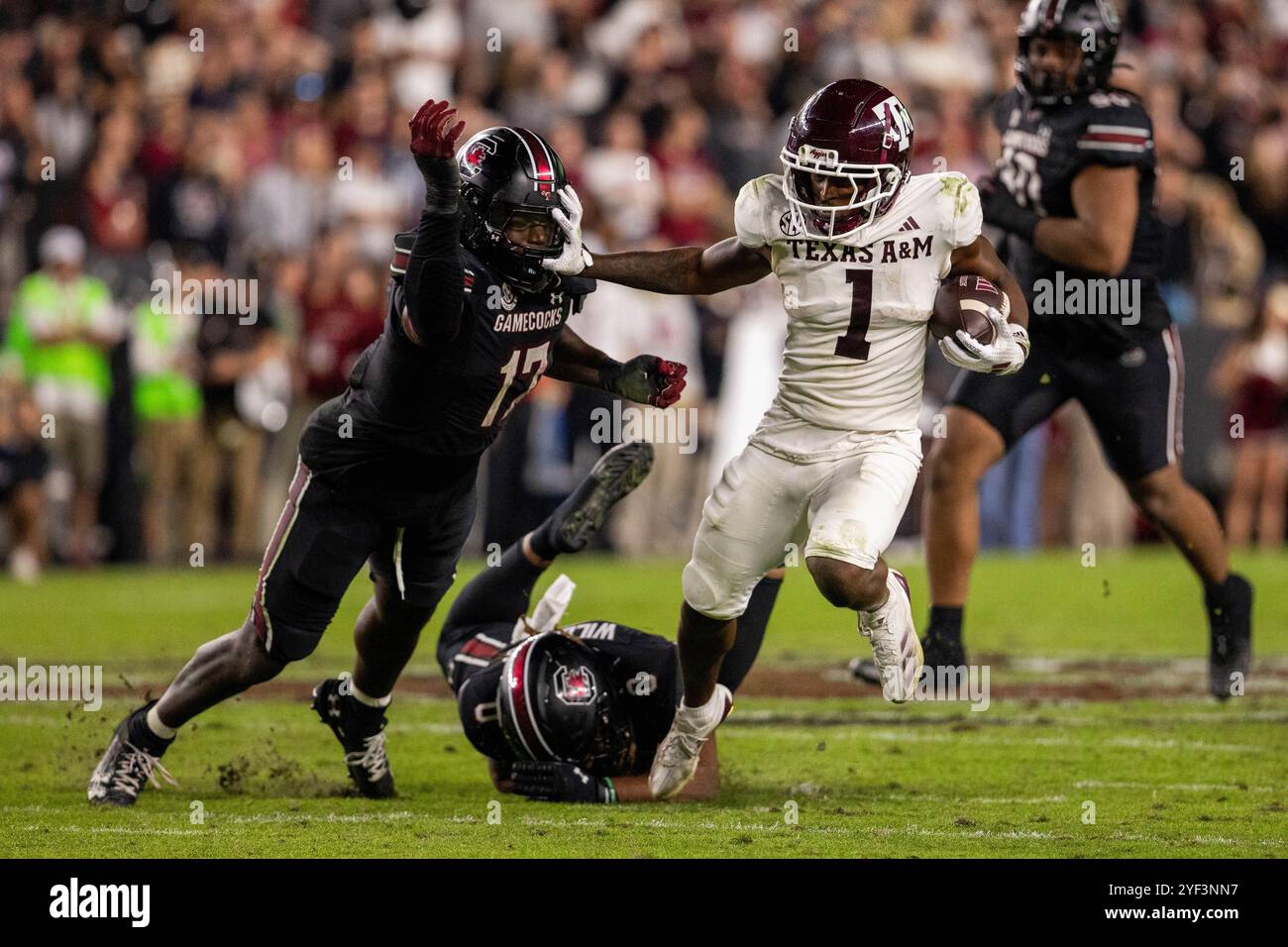 2. November 2024: Der Linebacker Demetrius Knight Jr. (17) von South Carolina Gamecocks wird von Texas A&M Aggies Wide Receiver Jabre Barber (1) während der zweiten Hälfte des SEC Football Matchups im Williams-Brice Stadium in Columbia, SC, bewaffnet. (Scott Kinser/Cal Sport Media) Stockfoto 2. November 2024: Der Linebacker Demetrius Knight Jr. (17) von South Carolina Gamecocks wird von Texas A&M Aggies Wide Receiver Jabre Barber (1) während der zweiten Hälfte des SEC Football Matchups im Williams-Brice Stadium in Columbia, SC, bewaffnet. (Scott Kinser/Cal Sport Media) Stockfoto
