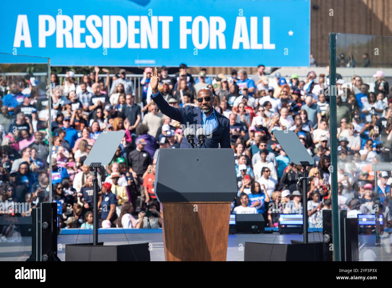 Atlanta, Georgia, USA. November 2024. Der US-Senator Raphael G Warnock (Demokrat von Georgien) spricht am Samstag, den 2. November 2024, im Atlanta Civic Center in Atlanta, Georgia, eine Stellungnahme zur Unterstützung der US-Vizepräsidentin Kamala Harris, der 2024 für die Präsidentschaftskandidatin der Demokratischen Partei nominiert wurde. Harris hofft, drei Tage vor dem Wahltag ihre Anhänger im entscheidenden Kriegsschauplatz Georgiens zu motivieren. Kredit: Andi Rice/CNP/MediaPunch Kredit: MediaPunch Inc/Alamy Live News Stockfoto