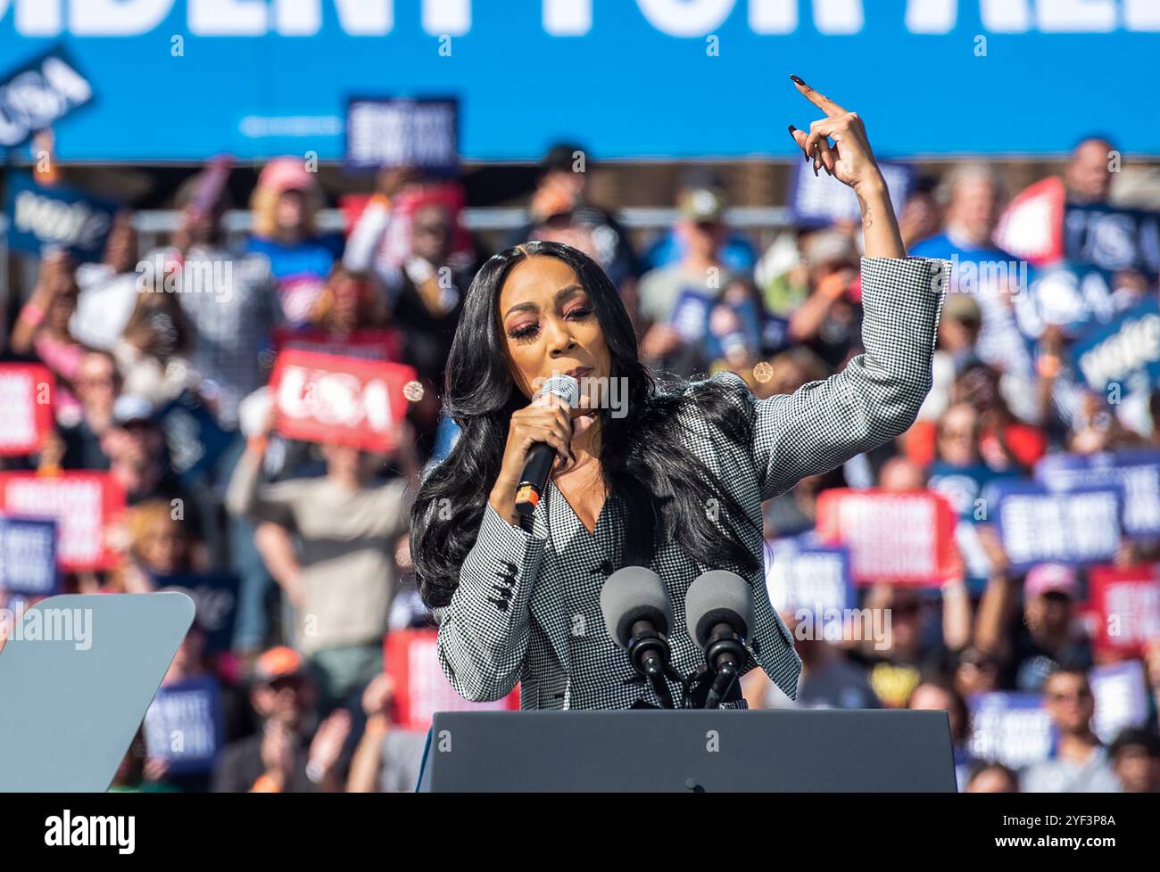 Atlanta, Georgia, USA. November 2024. Die R&B-Sängerin und gebürtige Atlanta Monica spricht am Samstag, den 2. November 2024, im Atlanta Civic Center in Atlanta, Georgia zur Unterstützung der US-Vizepräsidentin Kamala Harris, der 2024 für die Präsidentschaftskandidatin der Demokratischen Partei nominiert wurde. Harris hofft, drei Tage vor dem Wahltag ihre Anhänger im entscheidenden Kriegsschauplatz Georgiens zu motivieren. Kredit: Andi Rice/CNP/MediaPunch Kredit: MediaPunch Inc/Alamy Live News Stockfoto