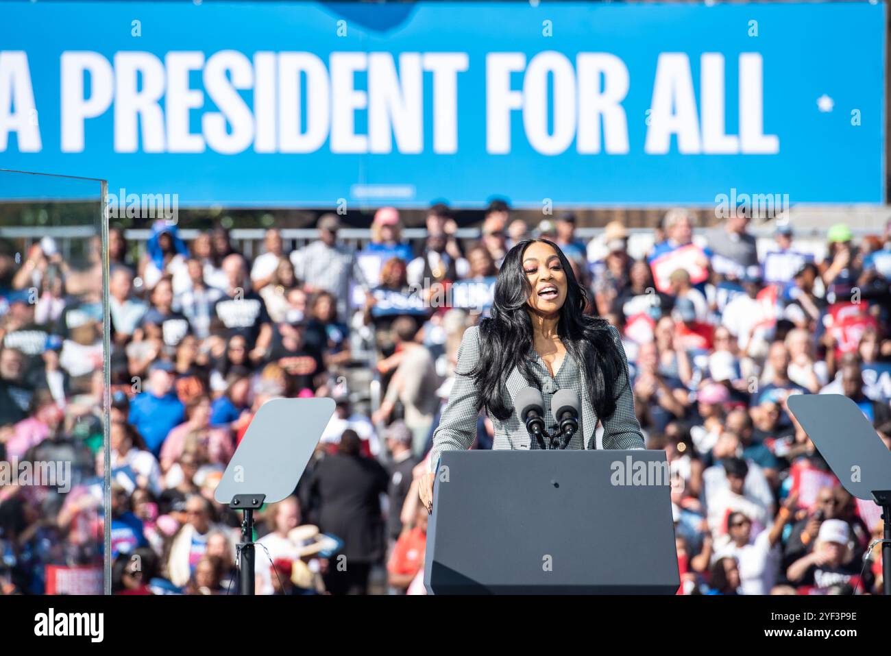 Atlanta, Georgia, USA. November 2024. Die R&B-Sängerin und gebürtige Atlanta Monica spricht am Samstag, den 2. November 2024, im Atlanta Civic Center in Atlanta, Georgia zur Unterstützung der US-Vizepräsidentin Kamala Harris, der 2024 für die Präsidentschaftskandidatin der Demokratischen Partei nominiert wurde. Harris hofft, drei Tage vor dem Wahltag ihre Anhänger im entscheidenden Kriegsschauplatz Georgiens zu motivieren. Kredit: Andi Rice/CNP/MediaPunch Kredit: MediaPunch Inc/Alamy Live News Stockfoto